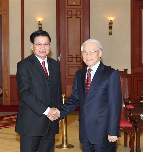 Party leader receives visiting Lao PM - ảnh 1